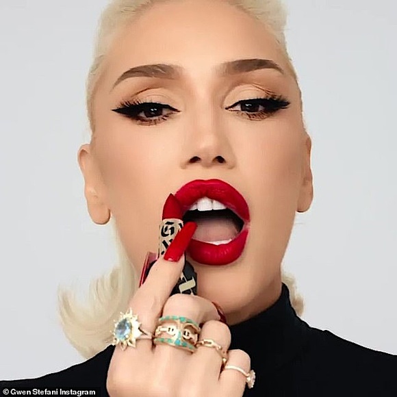 GXVE BY GWEN STEFANI Original Me High-Performance Matte Lipstick Original Recipe - Picture 3 of 16